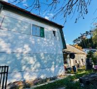 Rodinný dům v Brodzanech, obklopený zelení a modrá fasáda.