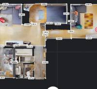 Půdorys 3-pokojového bytu s vybavením a podlahou s dřevěným dekorem.