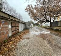 Garáže na ulici Priekopy v Bratislavě-Ružinově s graffiti a podzimní atmosférou.