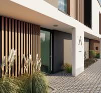 Rodinný dům na Drieňové ulici v Nitře, vstup s dekorem dřeva a dlažbou.