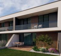 Rodinný dům v Piešťanech se zaskleným balkonem a terasou v zelené zahradě.