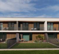 Rodinný dům na Drieňové ulici v Nitře s terasami a proskleným zábradlím.