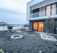 Rodinný dům v Modrovce na ulici Modrovka s terasou a štěrkovým dvorem.