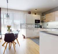 Obývací pokoj s kuchyní a jídelnou, světlá místnost, jídelní stůl, rodinný dům.