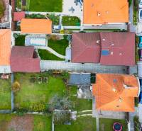 Pohled shora na rodinné domy na Školní ulici v Senci s dvorem a zahradami.