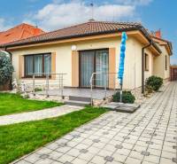 Rodinný dům v Senci na Školské ulici s terasou a zahradou.