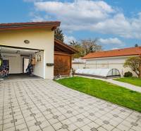 Rodinný dům na Školské v Senci s garáží, dlažbou a zahradou.