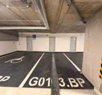Parkování pro vozíčkáře v podzemní garáži s označenými místy na 3. podlaží.