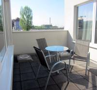 Terasa se dvěma židlemi a stolkem v kancelářích na Štúrově ulici, Nitra.