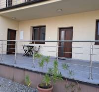 Exteriér 4-pokojového bytu na ulici Pasienkova v bratislavských Dolních honoch.