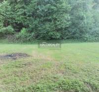 Pozemky - bydlení v Modrové s travnatou plochou a lesním pozadím pro klidné bydlení.