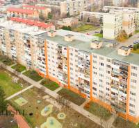 Výhled na sídliště v Senci s 3pokojovými byty a zelení v okolí.