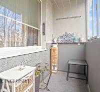 Balkon s ozdobami a oknem v 3-pokojovém bytě v Senci.