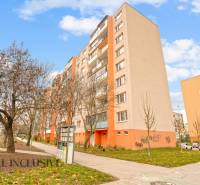 Bytový dům v Senci obklopený stromy, vhodný pro 3-pokojový byt.