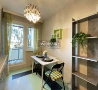 Jídelní kout s malým stolem a židlemi v 3-pokojovém bytě.