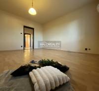 Pokoj s podlahou s dřevěným dekorem v 3-pokojovém bytě, osvětlení, stěny světlé barvy.