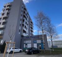 Budova s kancelářemi na Račianské v Bratislavě - Rači a parkovištěm před budovou.