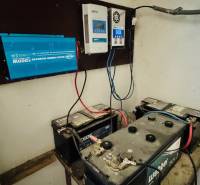 Baterie a invertor v technické místnosti chaty, zobrazují elektroinstalaci a napájení.