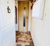 Chata s dřevěným stropem a podlahou s dřevěným dekorem v útulném interiéru.