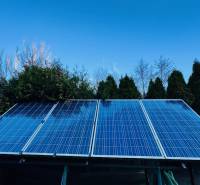 Solární panely na střeše chaty v Partizánském obklopené stromy.