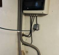 Elektrické a vodovodní rozvody v chatě, včetně skříňky a ventilů.