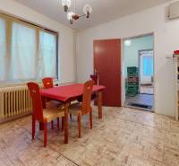 Jídelna s jídelním stolem a židlemi, podlaha s dřevěným dekorem, rodinný dům.