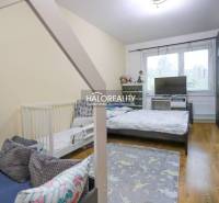 Dětský pokoj v 2-pokojovém bytě s podlahou s dřevěným dekorem a hračkami.