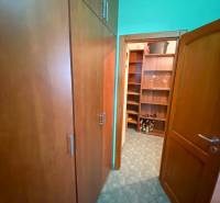 Úložný prostor v 3-pokojovém bytě s policemi a skříňkami.