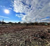 Slunný pozemek v Ondrejovcích pro bydlení, s krásnou oblohou a venkovským okolím.