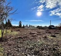 Slunné pozemky na bydlení v Ondrejovcích s volným výhledem na okolní krajinu.