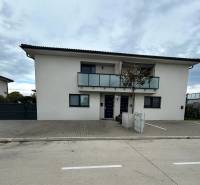 Rodinný dům s balkonem na ulici Kráľovianky v Šamoríně nabízí 3pokojový byt.