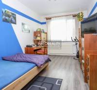 Dětský pokoj ve 3-pokojovém bytě s dekorací na stěně a podlahou s dřevěným dekorem.