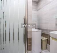 Koupelna s pračkou a sprchovým koutem v 3-pokojovém bytě, světlé obklady, čistý design.