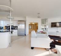 Moderní obývací pokoj s podlahou s dřevěným dekorem a otevřenou kuchyní v bytě s 5 a více pokoji.