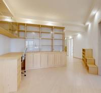 Interiérové řešení 5 a více pokojového bytu s podlahou s dřevěným dekorem a kancelářským stolem.