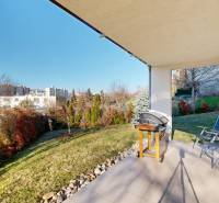 Terasa v 5 a více pokojovém bytě se zahradou, výhled na budovy ve Starých Gruntech.