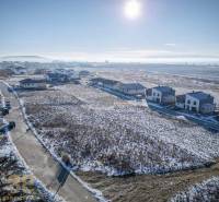 Sněhem pokryté pozemky - bydlení v Mlynici s výhledem na okolní hory.