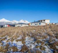 Pozemky k bydlení v Mlynici s panoramatickým výhledem a moderními stavbami v pozadí.