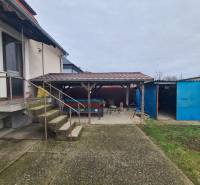 Rodinný dům v Hurbanově s prostorným dvorem, přístřeškem a venkovním schodištěm.