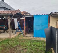 Zahrada rodinného domu v Hurbanově, altán, kůlna, kolo, houpačka, travnatá plocha.