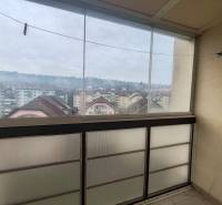 Zasklený balkon v 3-pokojovém bytě s výhledem na město Vranov nad Topľou, Lúčna.