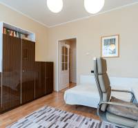 Pracovna ve 4pokojovém bytě s podlahou s dřevěným dekorem a světlým nábytkem.