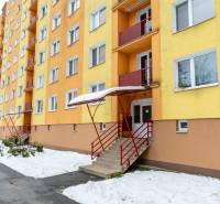 Bytový dům na Štúrově nábřeží ve Spišské Nové Vsi během zimy.