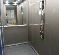 Interiér výtahu s ovládacím panelem a zrcadlem v 3-pokojovém bytě.