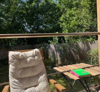 Relax na terase domu v Bratislavě - Vrakuni s lehátkem a stolkem pod modrou oblohou.