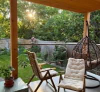 Terasa se zahradním nábytkem a zelení ve 4-pokojovém bytě v Bratislavě - Vrakuňa.