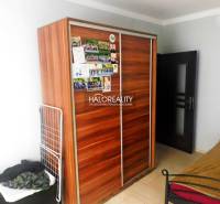 Kuchyně s dřevěným dekorem a kamenným obkladem v 2-pokojovém bytě.