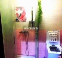 Koupelna v 2-pokojovém bytě se sprchovým koutem a pračkou, barevně laděná do růžova.