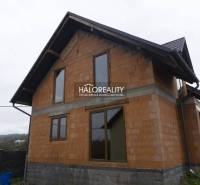 Rodinný dům v Sadech nad Torysou ve výstavbě s cihlovým exteriérem a šikmou střechou.