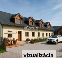 Rodinný dům v Tibavě s terasou, autem před garáží a zahradním nábytkem.